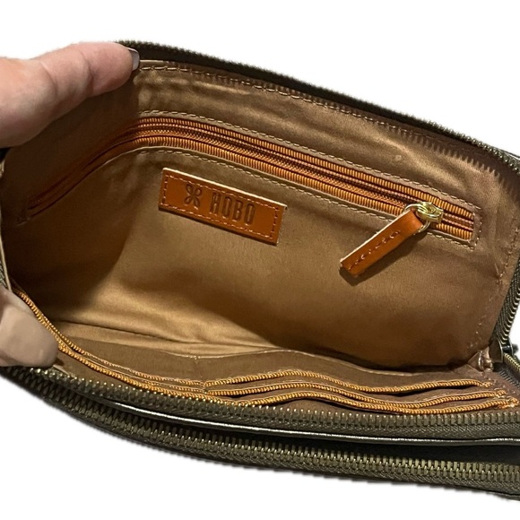 HOBO Dayton Wristlet Pebbled Metallic Leather Pewter - Picture 1 of 16